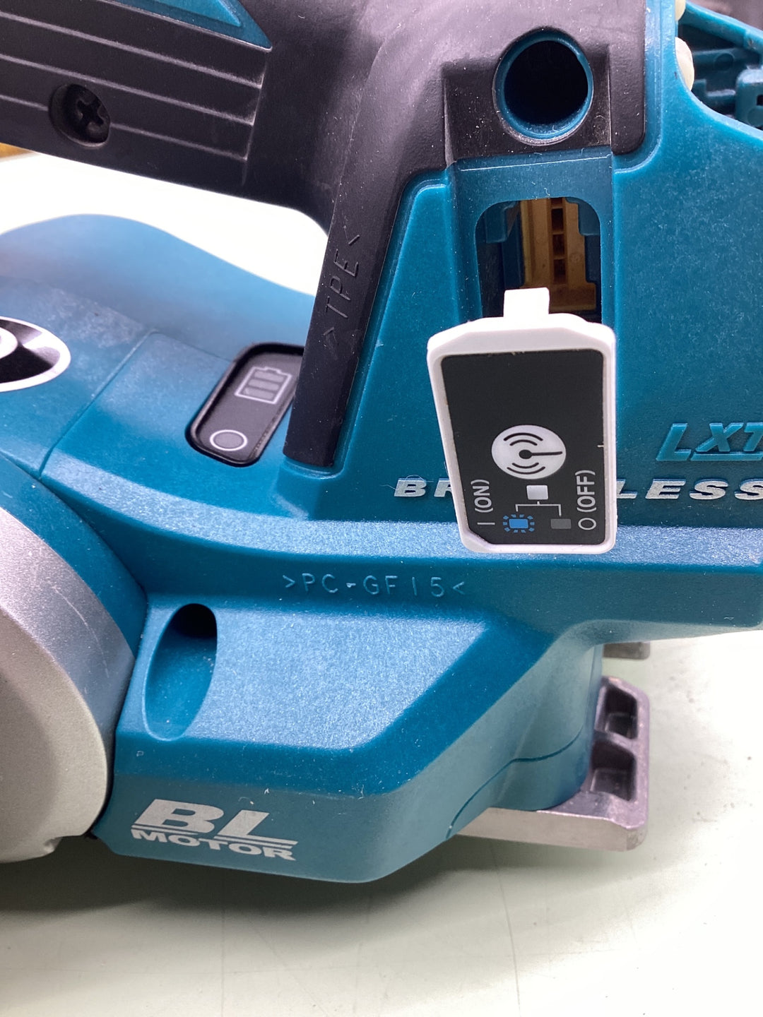 ★マキタ(makita) 82mmコードレスカンナ KP181DZ【越谷店】