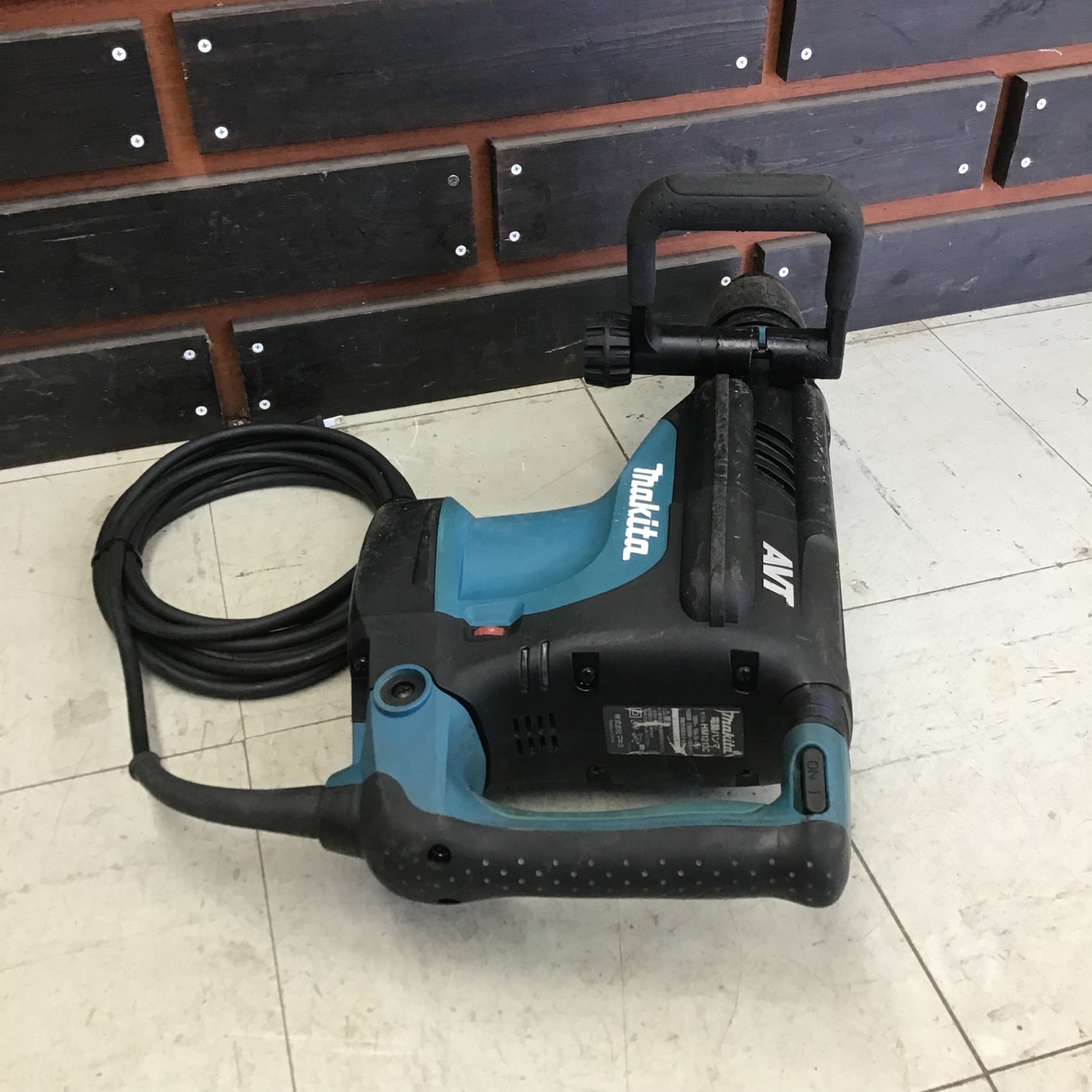 Makita - ☆約46%OFF☆マキタ　電動ハンマ　HM1213C 外箱に傷あります。 Amazon | マキタ(Makita) 電動ハンマ (SDSマックスシャンク