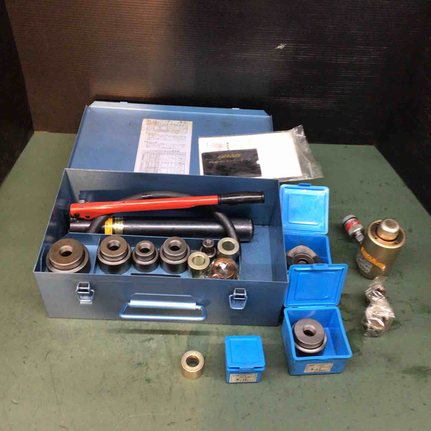 泉精器 SH-10 手動油圧式パンチャー【リライズ野田愛宕店】【中古】【管理番号：2400010098482】 IZUMI/泉精器 手動油圧パンチャー SH-10-1/HP-180N - 中古工具・プロ用