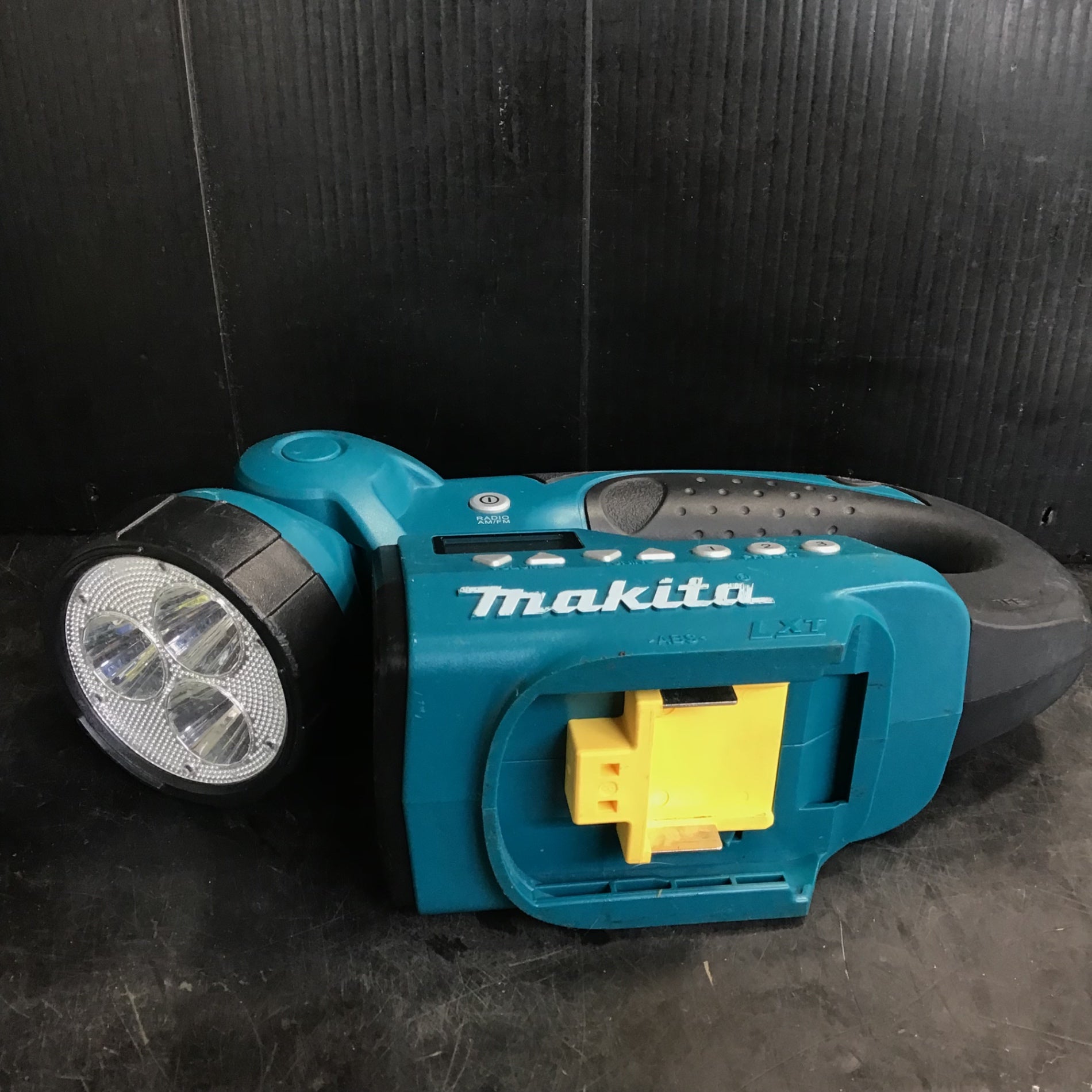 ☆マキタ(makita) コードレスラジオ付ライト MR050【草加店】 – アクト