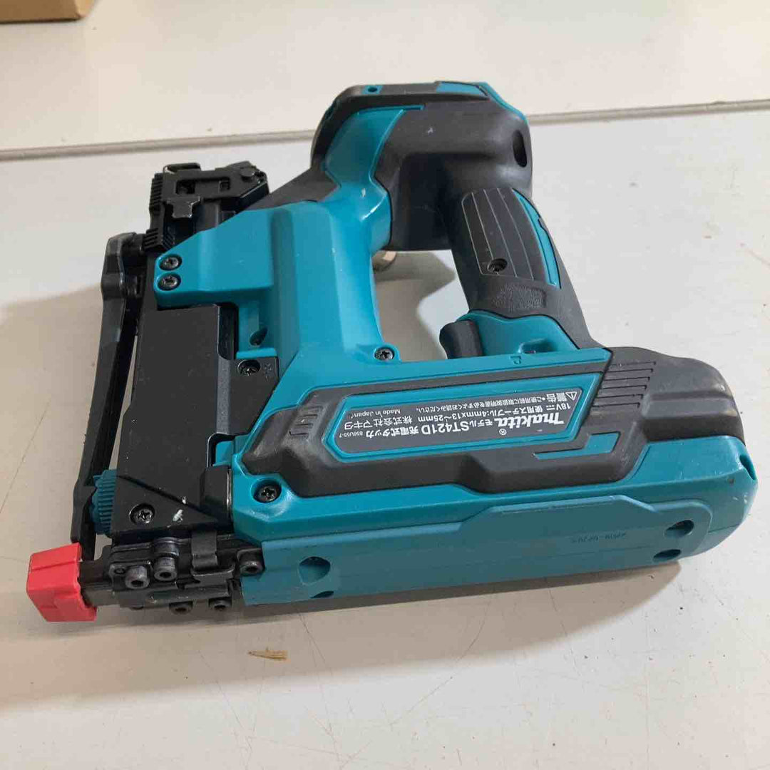 ★マキタ(makita) 18V コードレスタッカー ST421DZK 本体のみ【戸田店】