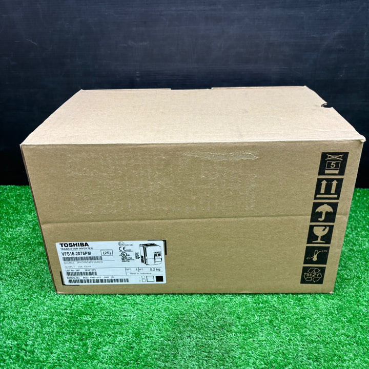 【未使用品】東芝 VFS15-2075PM  産業用インバーター 多機能 小型インバータ 三相モーター用【電材館越谷店】
