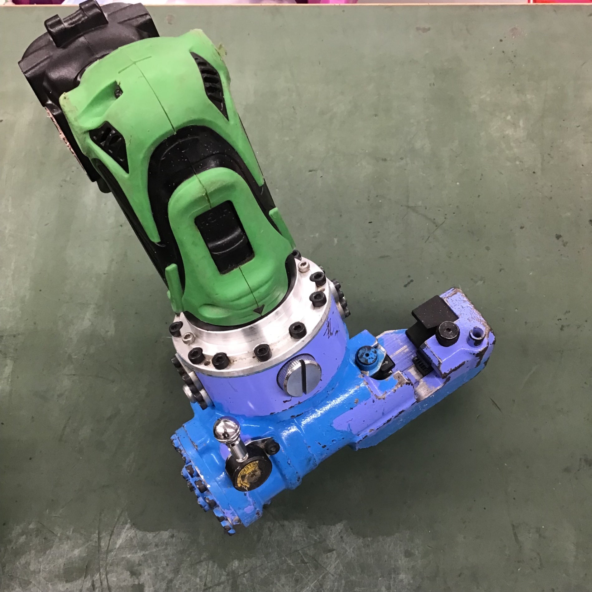 亀倉精機 DW-408B 全ねじカッター コードレスハードカッター【リライズ野田愛宕店】【中古品】管理番号：24000100933191点限り早い者勝ち！ マルチボルト 亀倉精機 DW-408B コードレスハードカッター 全