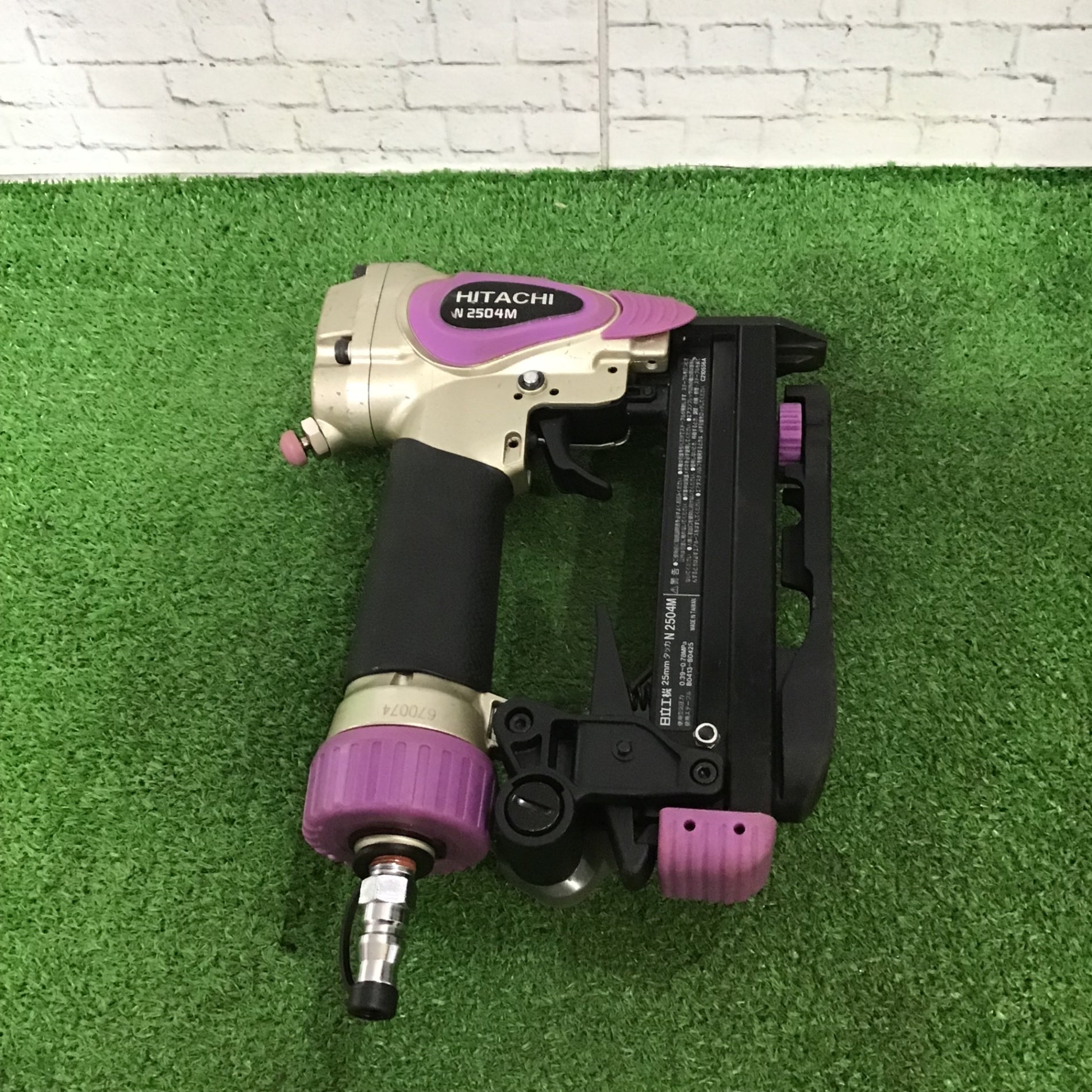 日立　常圧4mmタッカ　N2504M【中古品】 ☆中古品☆HITACHI 日立工機 常圧/一般圧 エアタッカー N2504M ケース