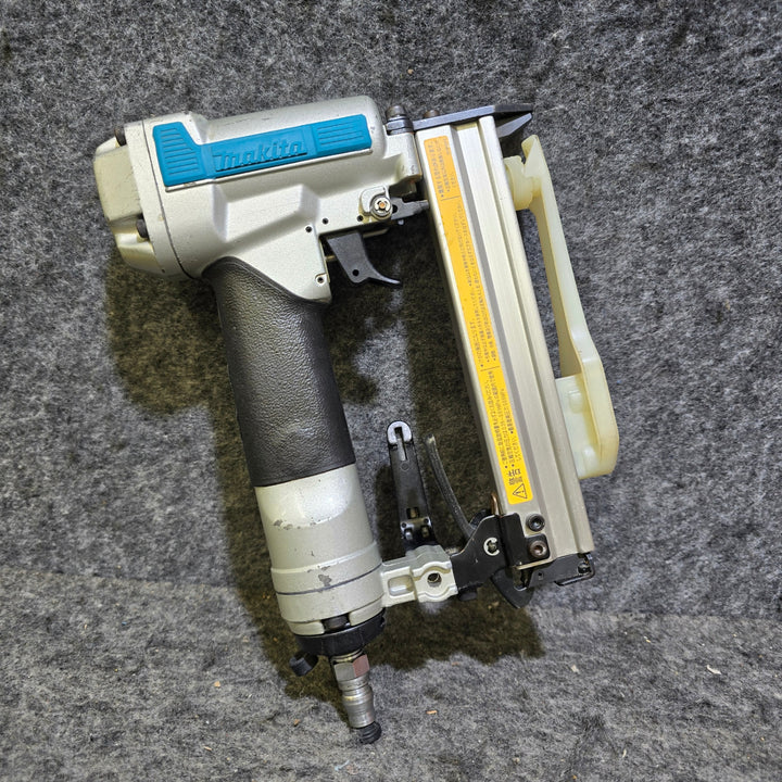 【中古品・本体のみ】マキタ(makita) 常圧エアタッカ  AT425A【桶川店】