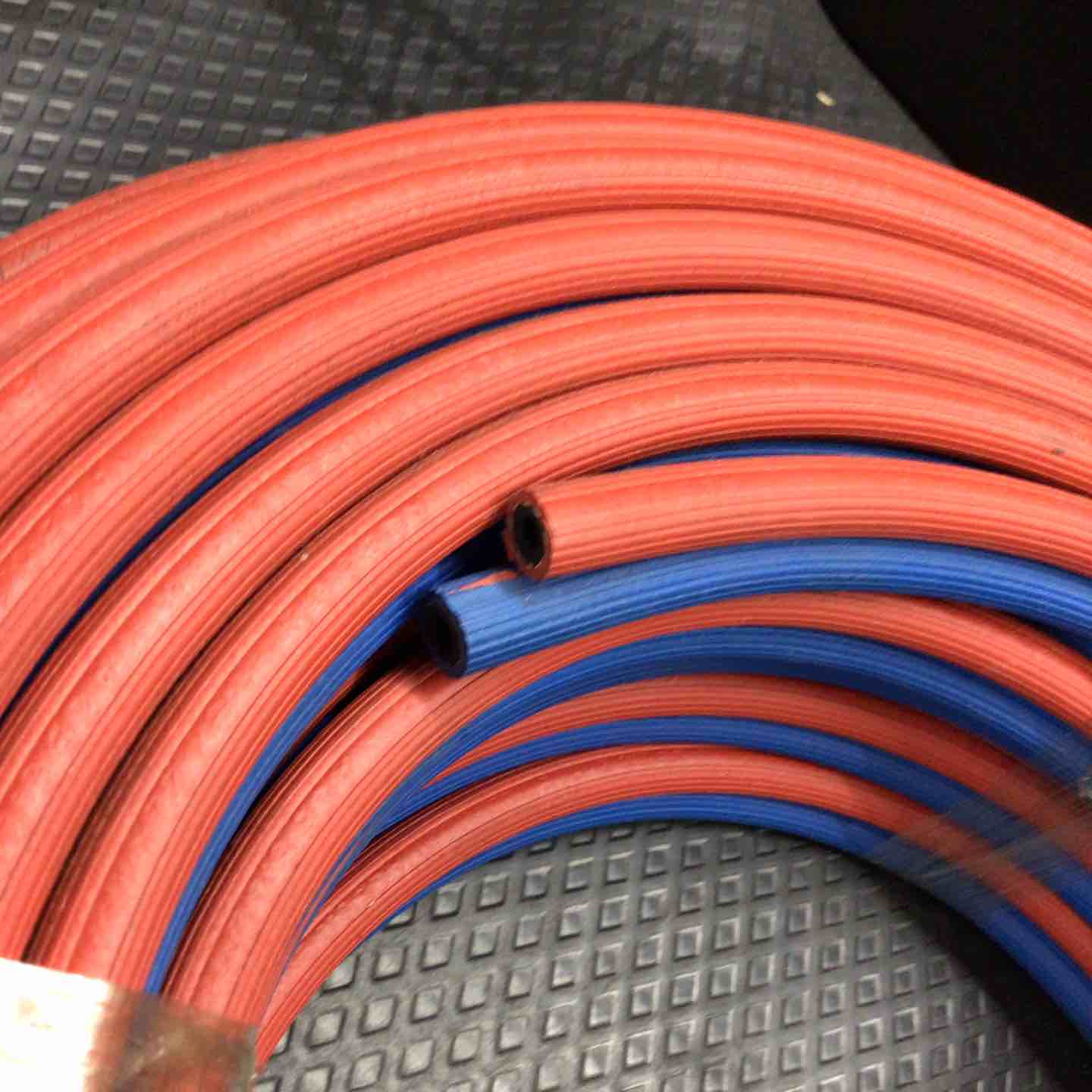 【中古美品】 酸素・アセチレン用 小口径ツインホース (5mm×5mm)全30ｍ 【鴻巣店】 中古美品】 酸素・アセチレン用 小口径ツインホース (5mm×5mm)全