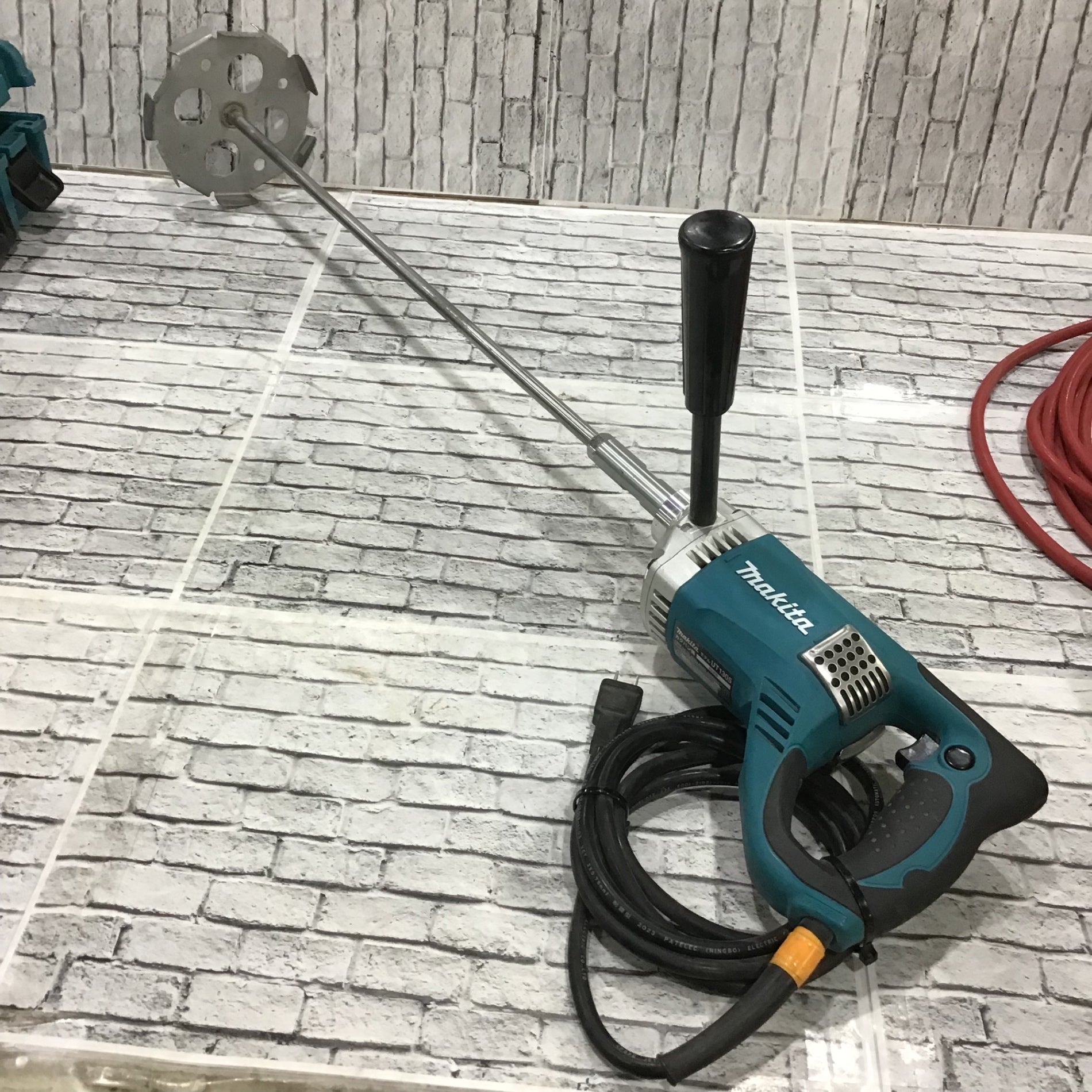 ☆マキタ(makita) コンクリートかくはん機 UT1305【川口店】 – アクト