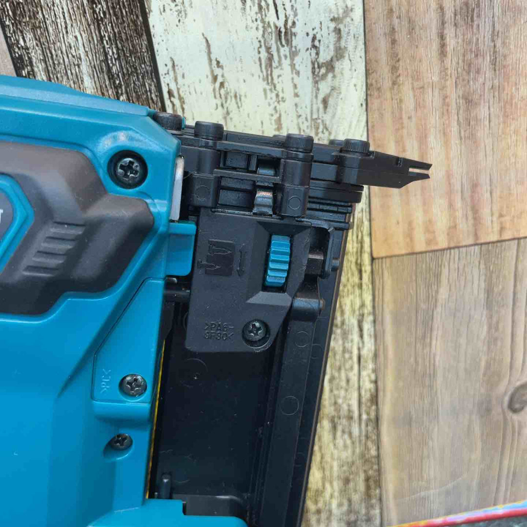 〇マキタ 充電式35mm面木釘打ち機 FN350DZ【八潮店】