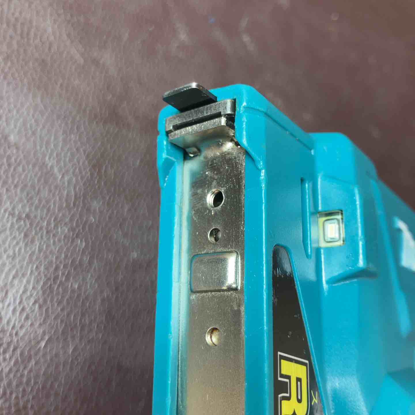 中古品】 マキタ(makita) コードレスタッカ ST112DZ RT線 充電式