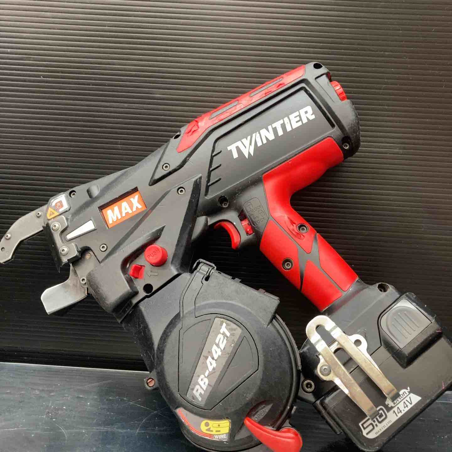 MAX RB-442T-B2C 鉄筋結束機 バッテリー2個付き【市川行徳店】【店頭取引限定】【中古】管理番号：ITFSVVWU8QRO RB-442Tシリーズの製品詳細ページ | 鉄筋結束機(ツインタイア