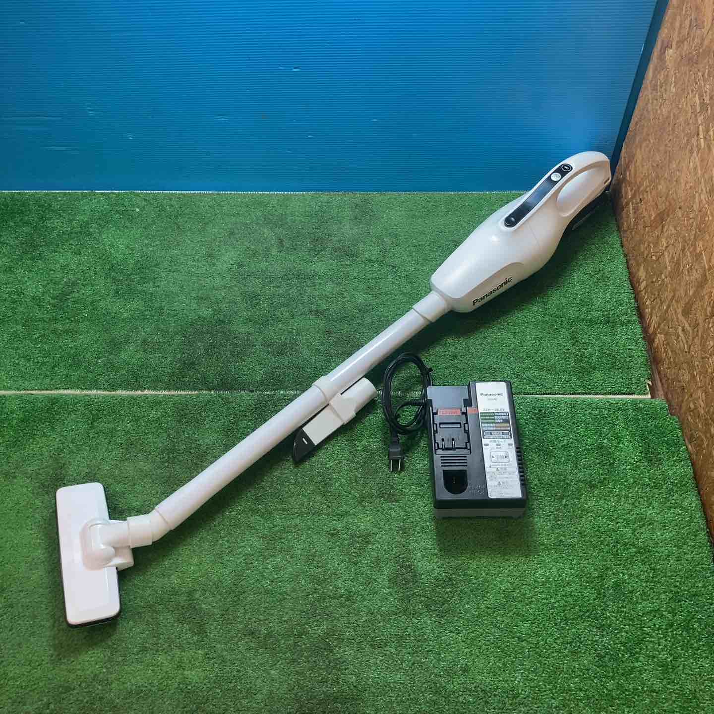 【中古品】パナソニック 充電スティッククリーナーEZ37A3デュアル(14.4V/18V対応)45W(18V使用時) EZ37A3LJ1F-W【岩槻店】 中古品】パナソニック 充電スティッククリーナーEZ37A3デュアル(14.4V