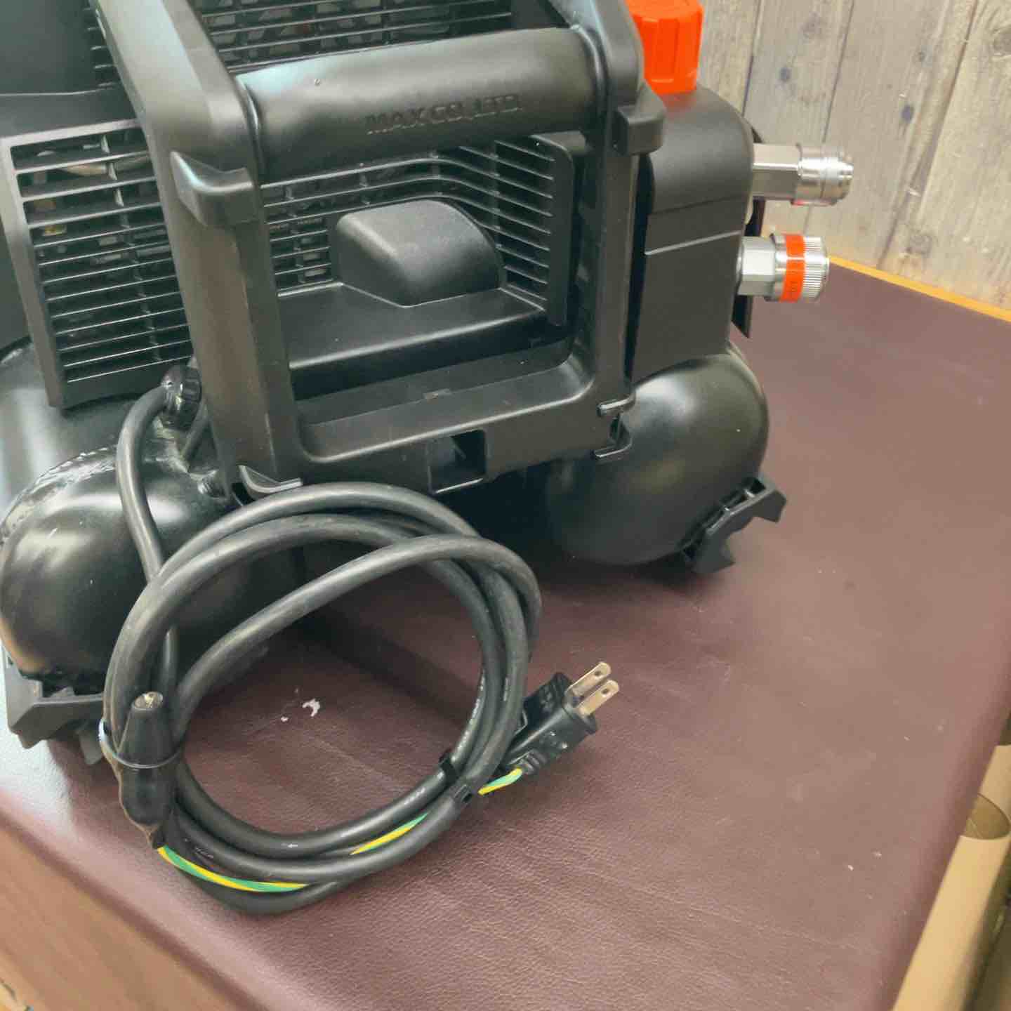 中古品】☆マックス(MAX) エアコンプレッサー AK-HH1310E_ブラック