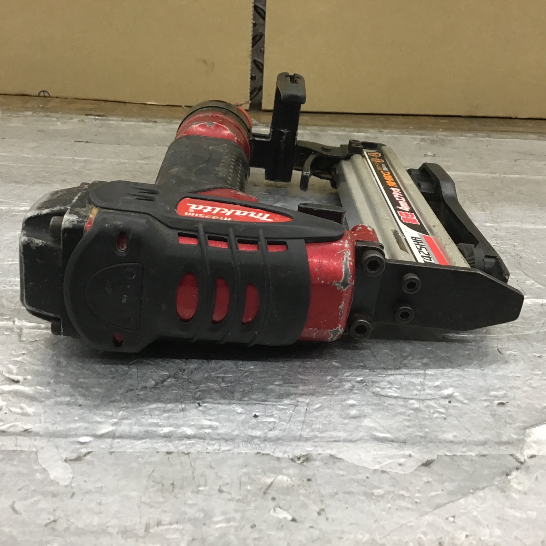 Amazon | マキタ(Makita) 4ミリ高圧エアタッカ(赤) AT425HE