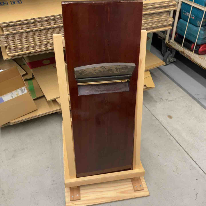 【店頭受取り限定】 刃幅：約240mm 鉋　削ろう会で展示、使用された　立てかけ台付き【戸田店】