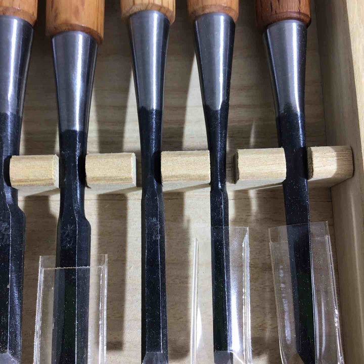 新光弘 追入のみ10本組(ヤスキ鋼)赤樫柄 木箱入▼鑿・鉋・大工道具 他 のみ ノミ【戸田店】