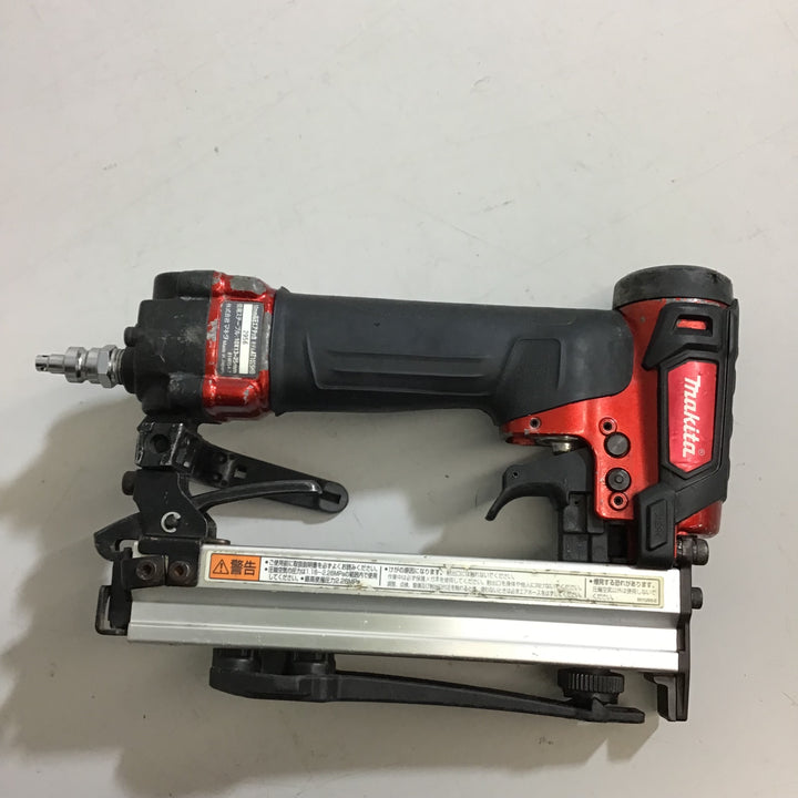 【中古品】〇マキタ(makita) 高圧エアタッカ エアダスタ付 10mm 赤 AT1025HB【戸田店】