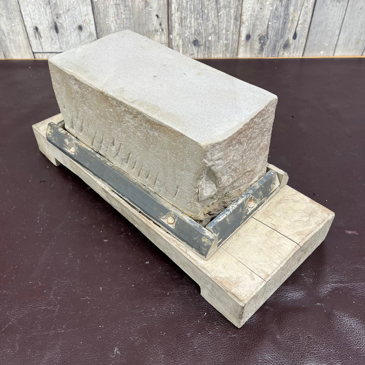 【中古品】天然砥石 産地不明 台座付 6.68㎏ (約W:238H:110D:115) 沼田？ 総本山？【東大和店】
