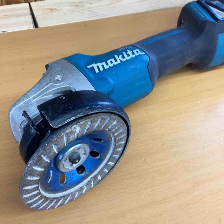 マキタ(makita) 100mmコードレスディスクグラインダ GA412DZ DIY 鉄筋アングル材 仕上げ 磨き 建築 石材加工 コンクリート ブロック レンガ タイル 研磨 ガラス 断面磨き 【越谷店】
