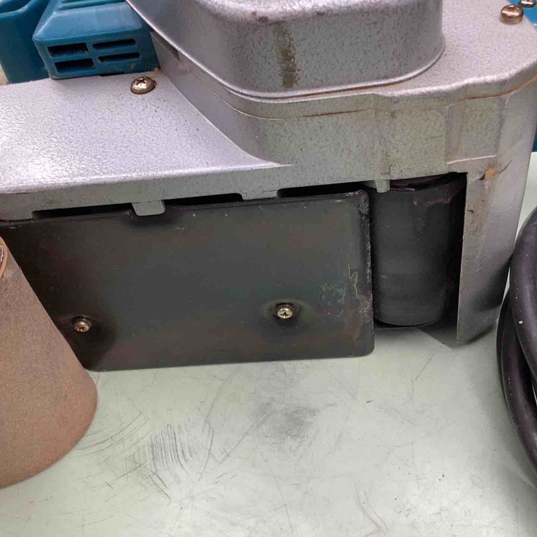 ◇マキタ(makita) ベルトサンダ 9900B 木材 金属 樹脂 石材 バリ取り 面取り 研磨 サビの剥離 平滑 研磨作業 手持ち 据え置き  【越谷店】