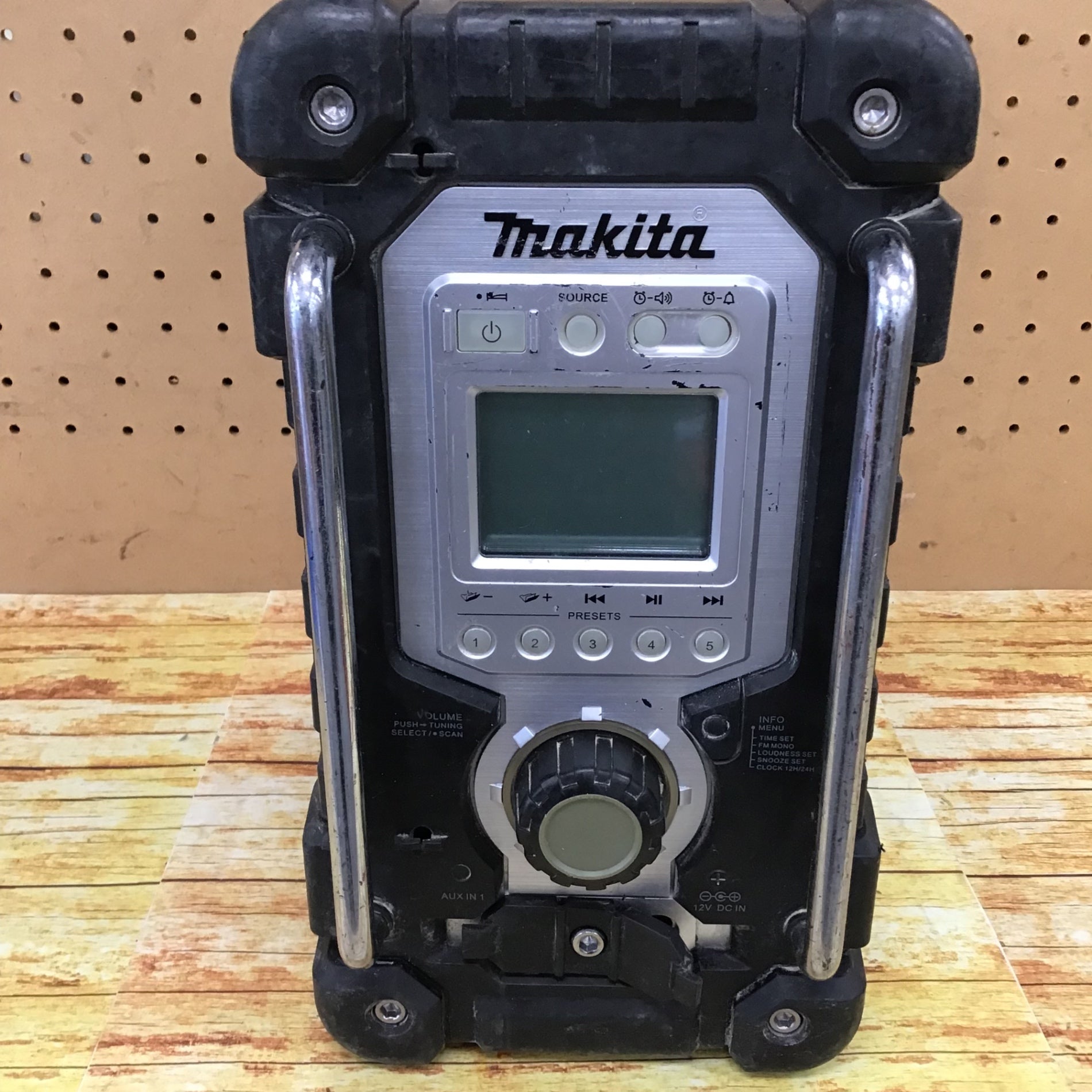 マキタ(makita) コードレスラジオ MR103B ☆マキタ(makita) コードレスラジオ MR103B【川崎店】 – アクト