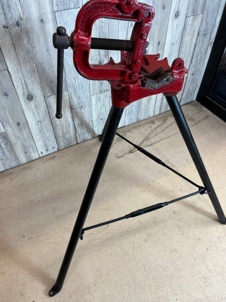 【中古品/店頭受取り限定】MCC 脚付パイプバイス NO.1 VL0101【東大和店】