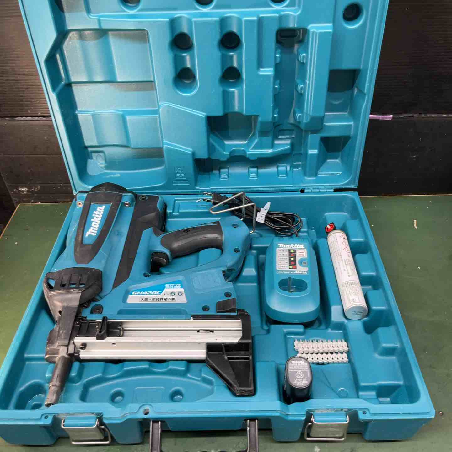 ☆マキタ(makita)7.2V コードレスコンクリート用ガスピン打ち機 GN420C