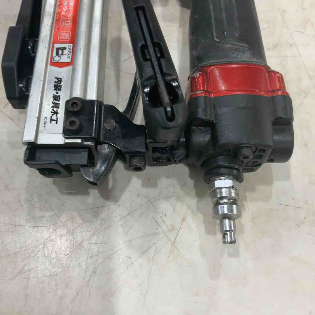 ◇マキタ(makita) 高圧エアタッカ エアダスタ付 10mm 赤 AT1025HB【川口店】