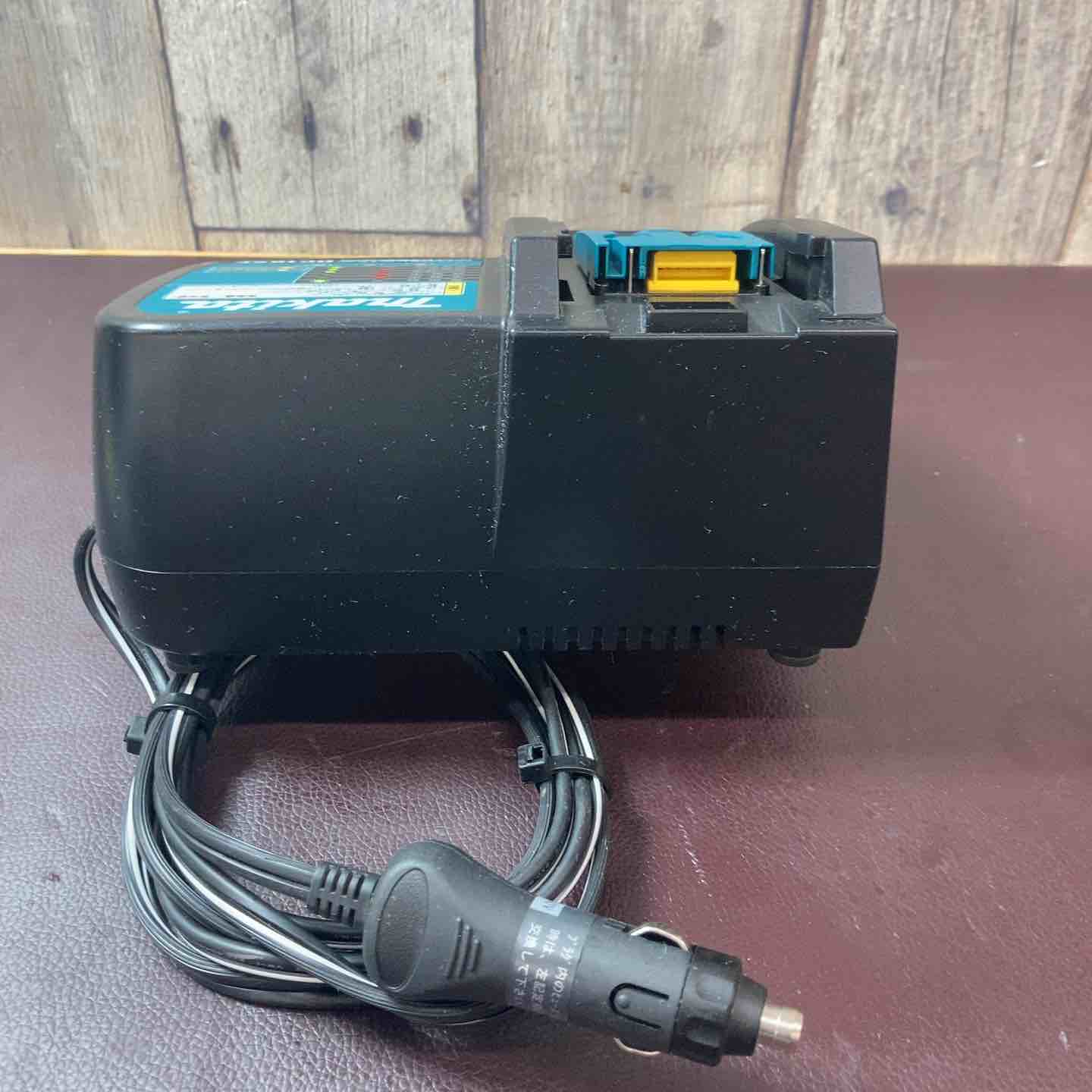 中古品】 マキタ(makita) 自動車用充電器 DC18SE （シガーソケット 12V