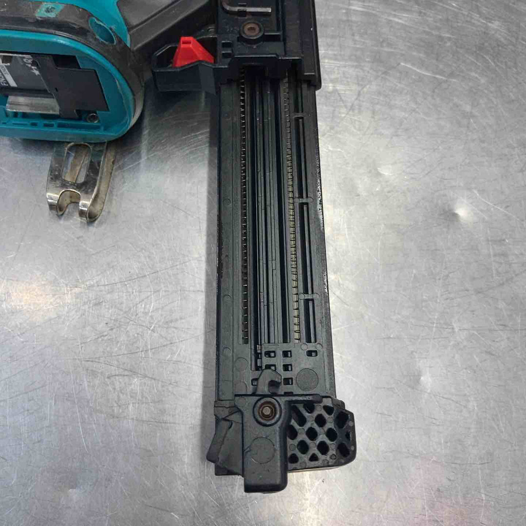 【中古品】 マキタ 充電式35mm面木釘打ち機 FN350DZ 18V バッテリー1個付属 釘打ち ネイル 【東大和店】