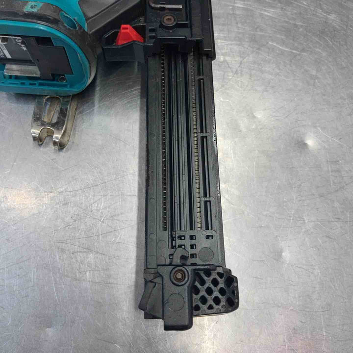 【中古品】 マキタ 充電式35mm面木釘打ち機 FN350DZ 18V バッテリー1個付属 釘打ち ネイル 【東大和店】