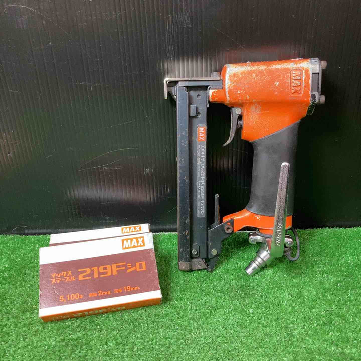 【中古品】マックス(MAX) 常圧エアタッカ F線ステープル用 (TA-20FP/222Fキュウオン) ◇ステープルおまけ付♪【岩槻店】