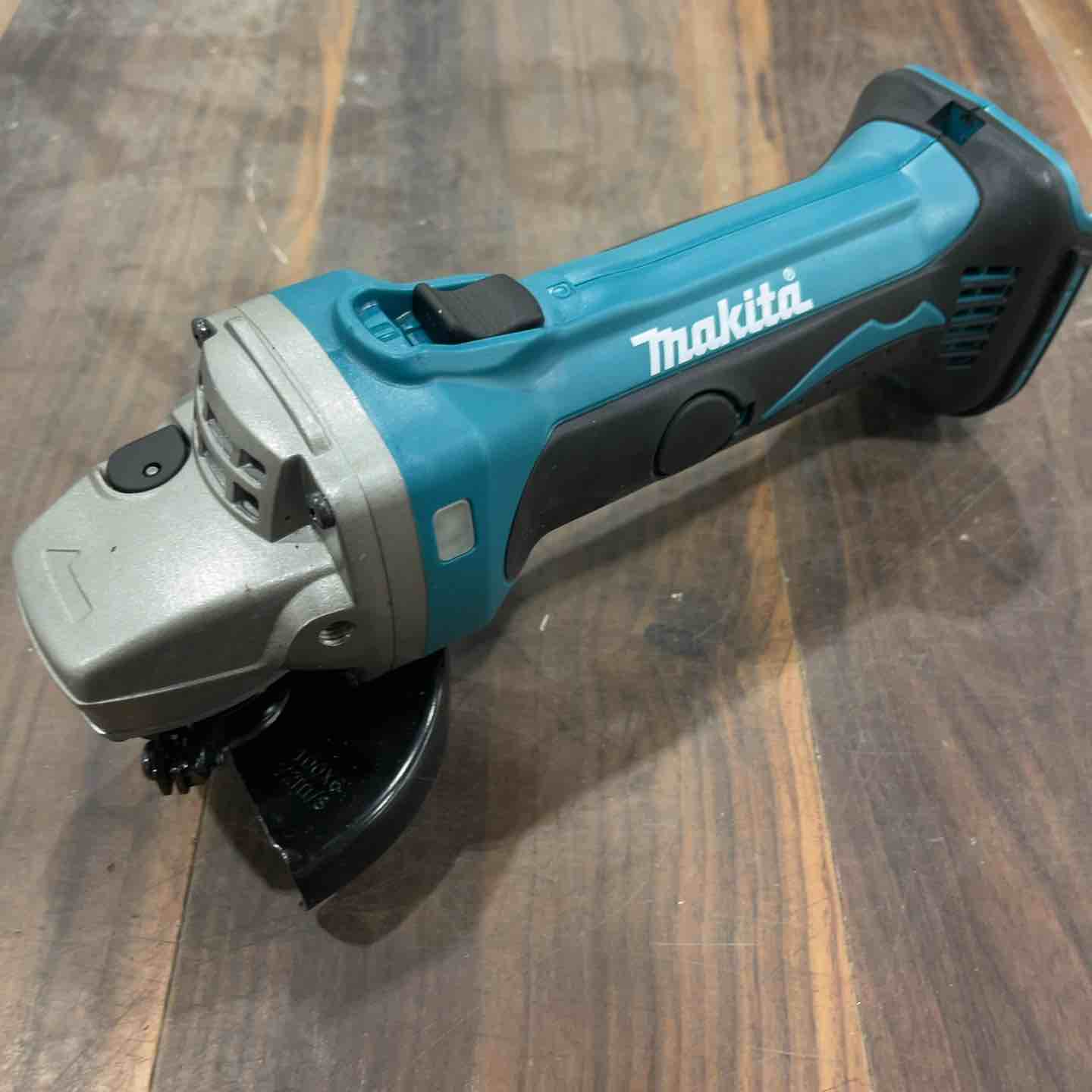 中古品】マキタ(makita) 100mmコードレスディスクグラインダー 中古品】マキタ(makita) 100mmコードレスディスクグラインダー