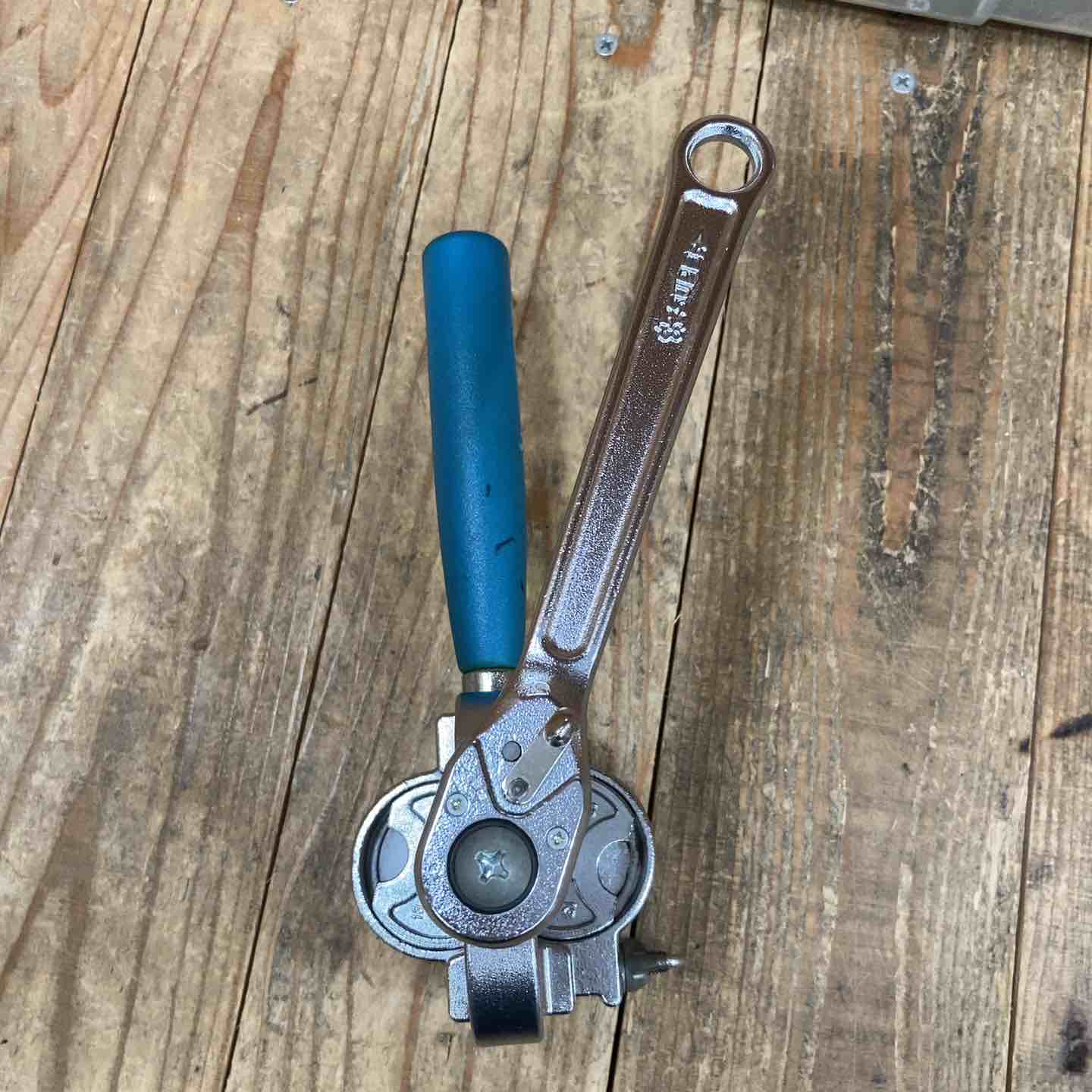 あすつく対応 「直送」 スーパーツール THS406R フレキ管ツバ出し工具 ラチェットハンドル式 ・カッターセット THS-406R 178-1235 あすつく対応 「直送」 スーパーツール THS406R フレキ管ツバ出し工具