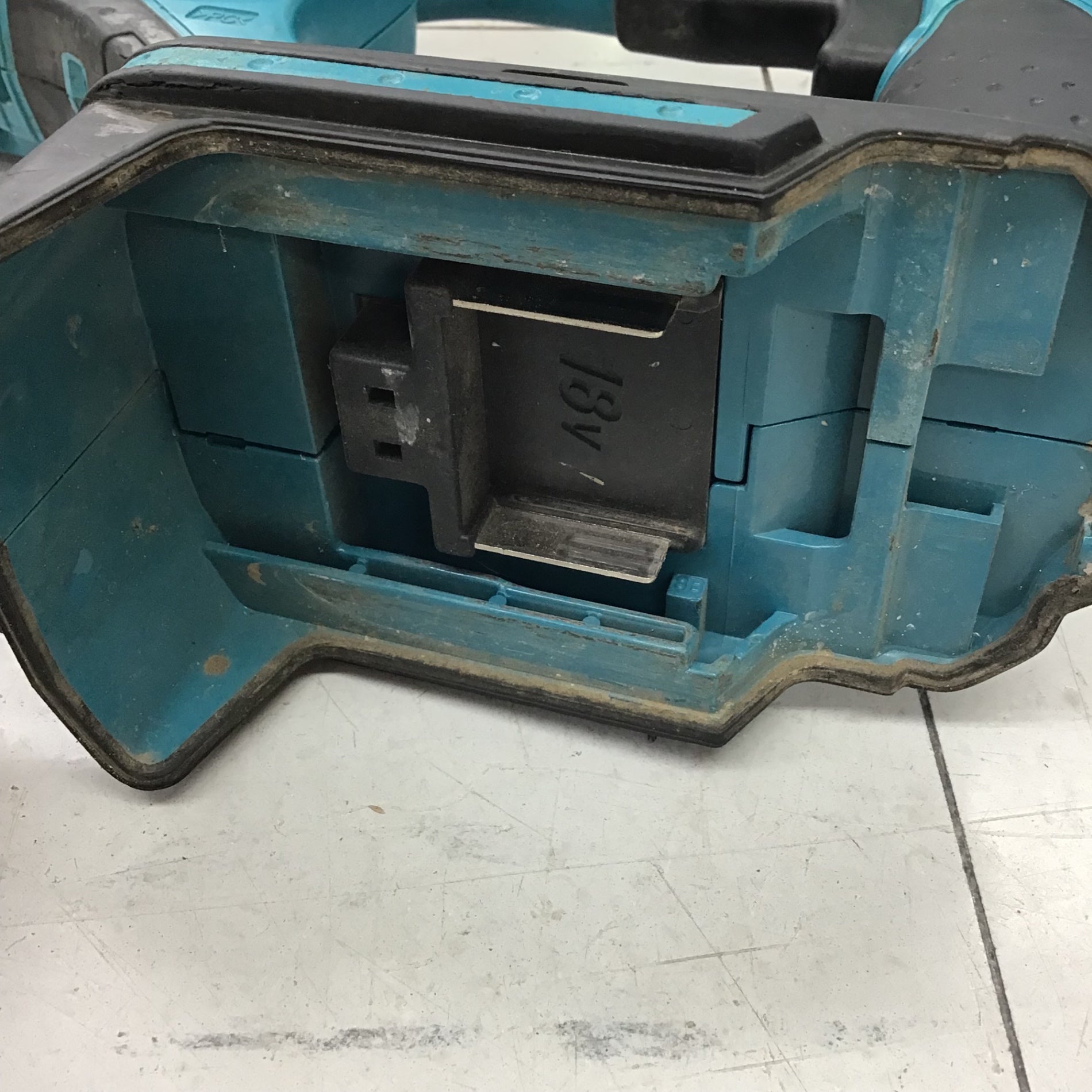 中古品】 マキタ/makita コードレスコンクリートバイブレータ 中古品】 マキタ/makita コードレスコンクリートバイブレータ