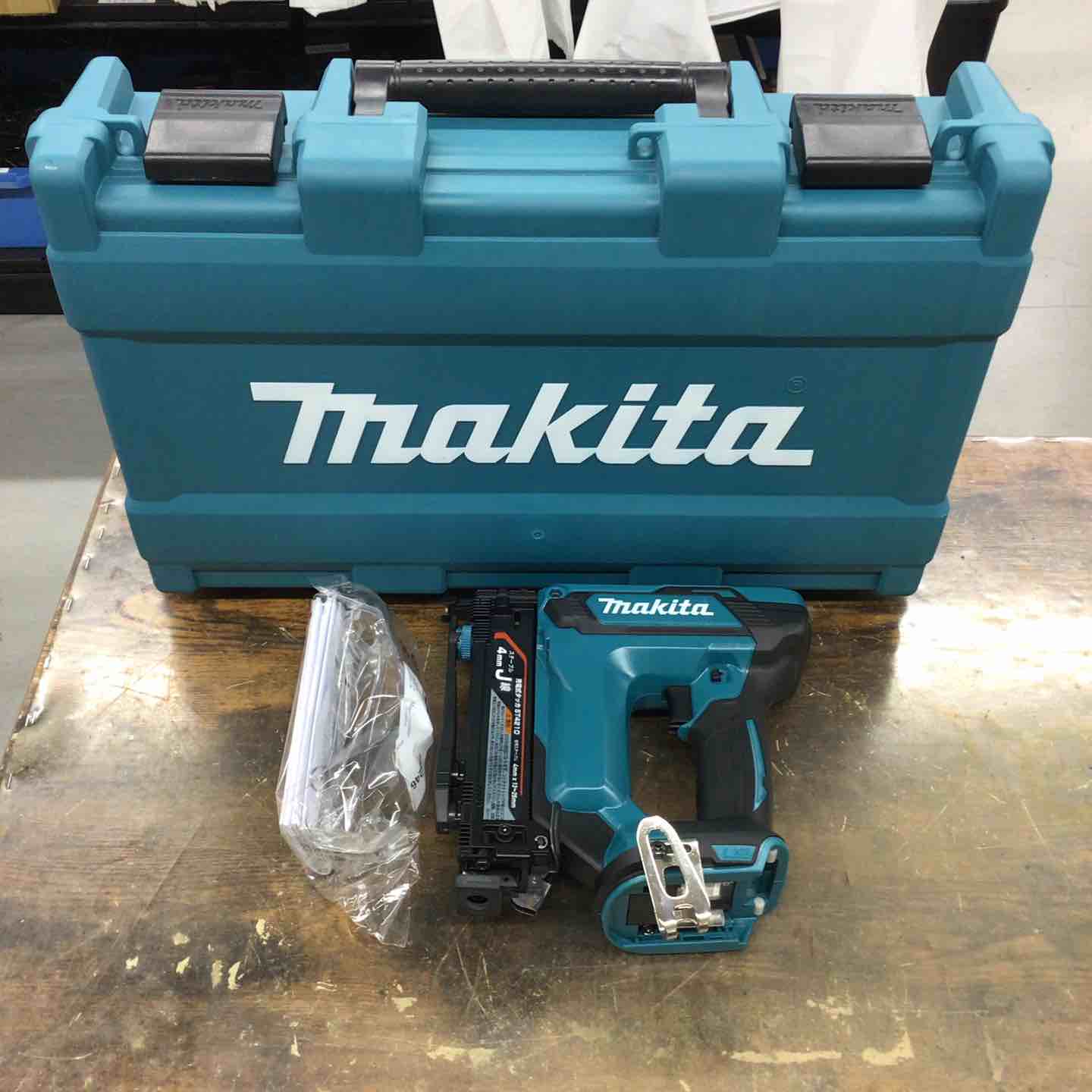 工具/メンテナンス マキタ 充電タッカ ST421D 本体のみ 取扱説明書付