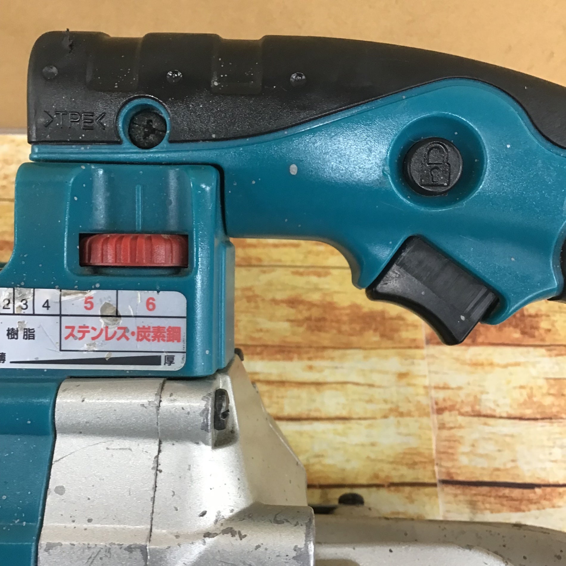 マキタ　バンドソー　中古　PB180DZ マキタ（makita） 充電式ポータブルバンドソー PB180DZ 本体のみ 18V