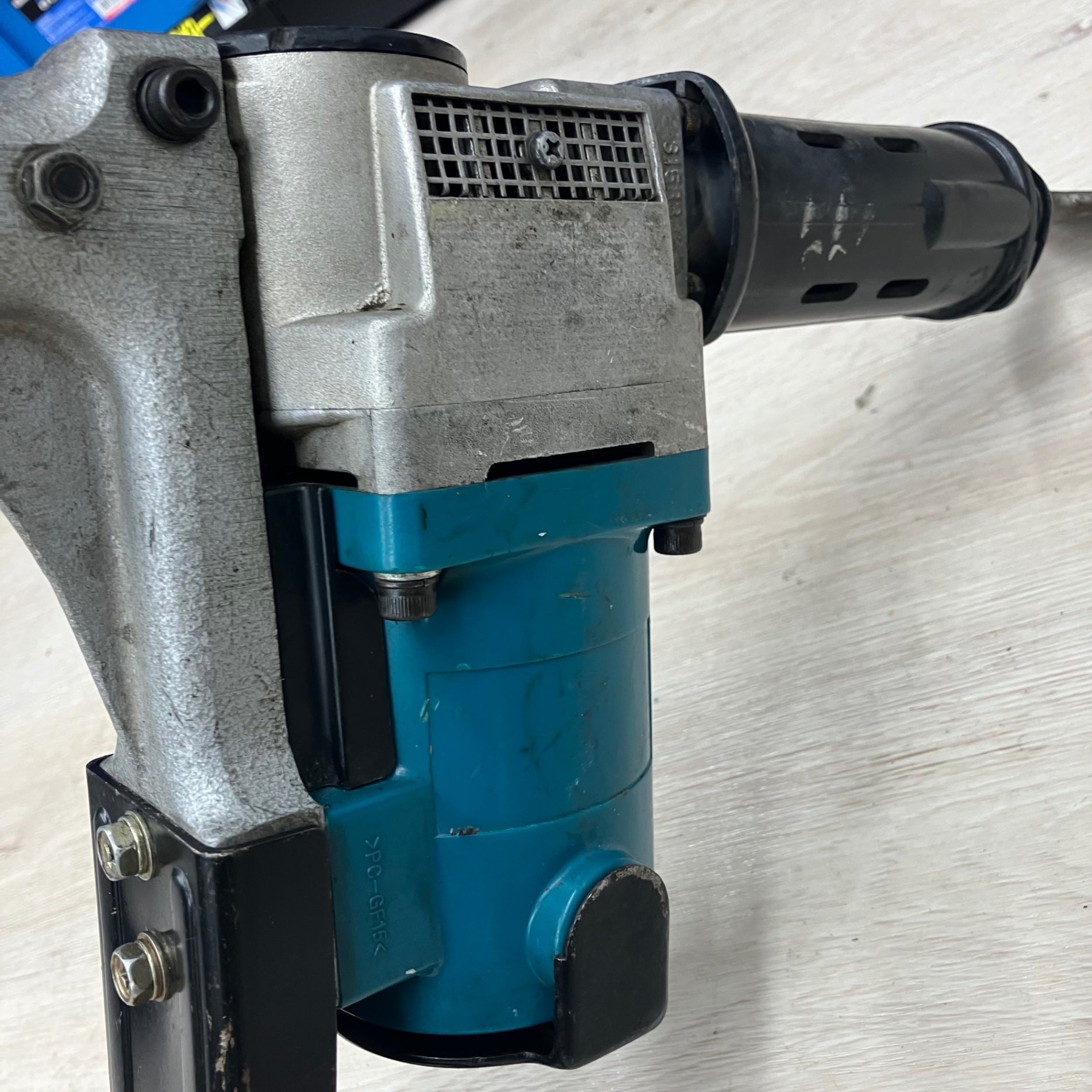 マキタ(Makita) 電動ケレン ロングハンドルタイプ (六角シャンク13mm) HK1800L ☆マキタ(makita) 電動ケレン ロングハンドルタイプ HK1800L川崎店