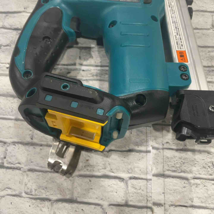 ☆マキタ(makita) コードレスタッカ ST420DZK【川口店】
