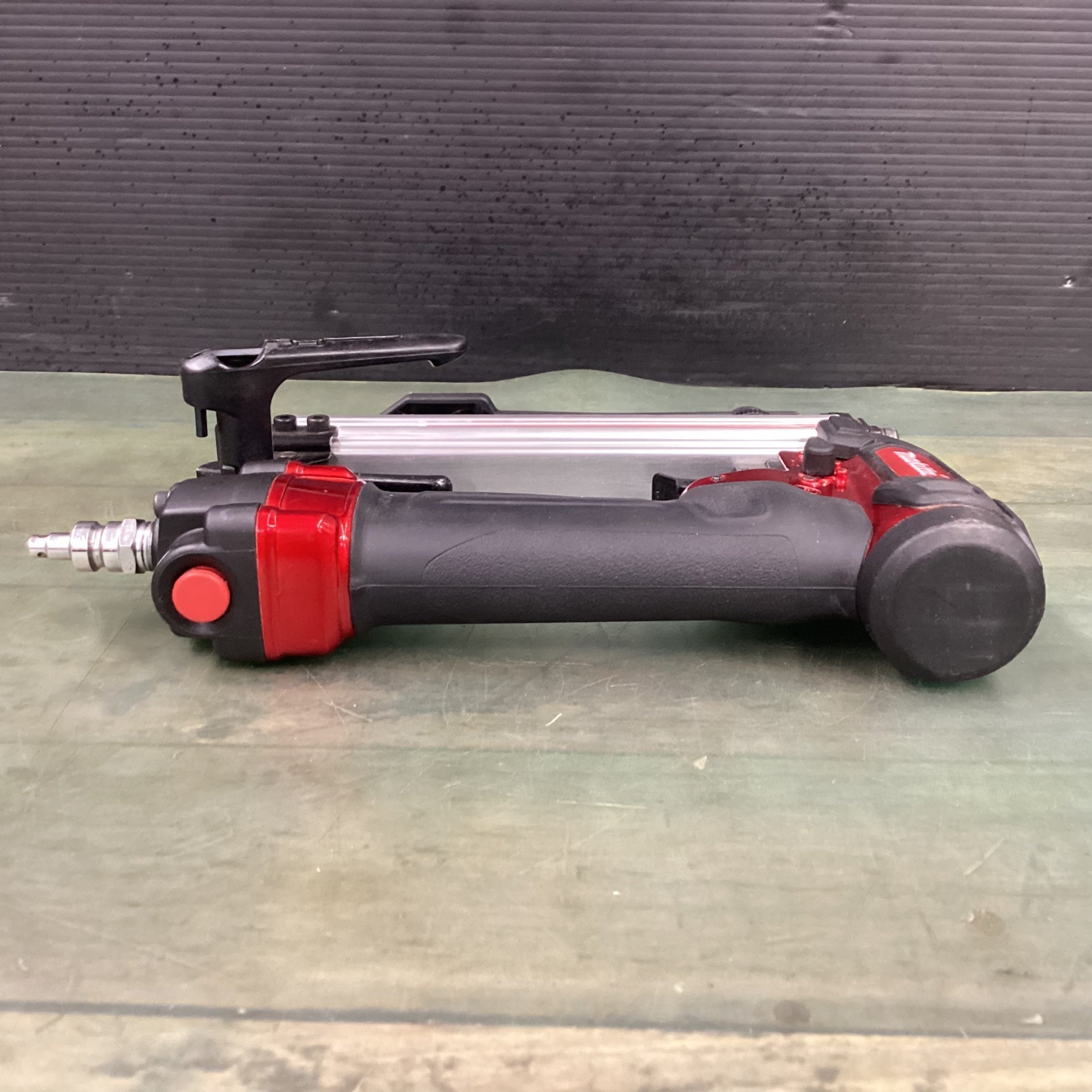 マキタ(makita) 高圧エアタッカ エアダスタ付 10mm 赤 AT1025HB 【東大