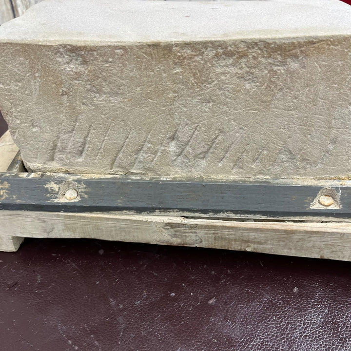 【中古品】天然砥石 産地不明 台座付 6.68㎏ (約W:238H:110D:115) 沼田？ 総本山？【東大和店】