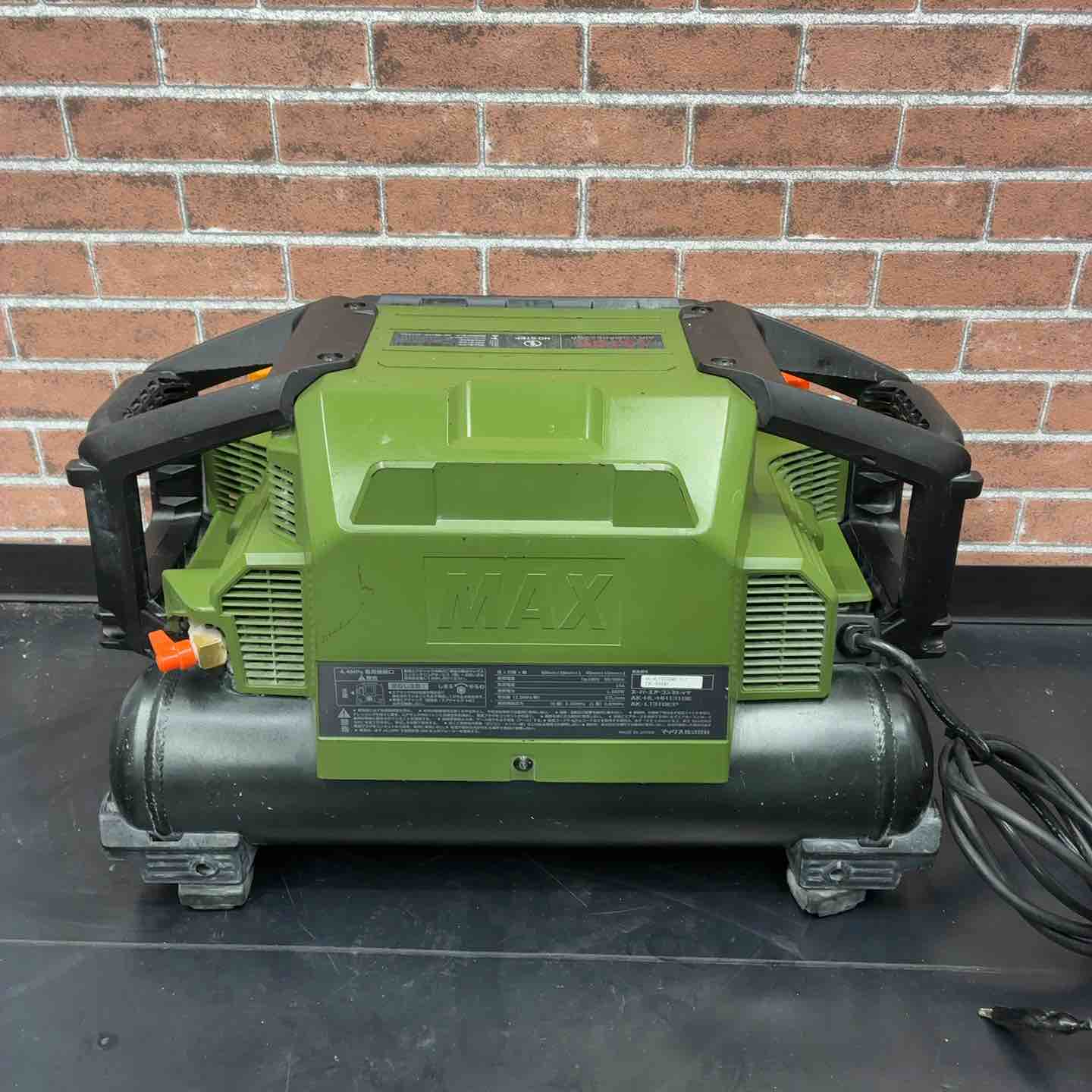 中古品】 マックス(MAX) エアコンプレッサー AK-HL1310E_ミリタリー
