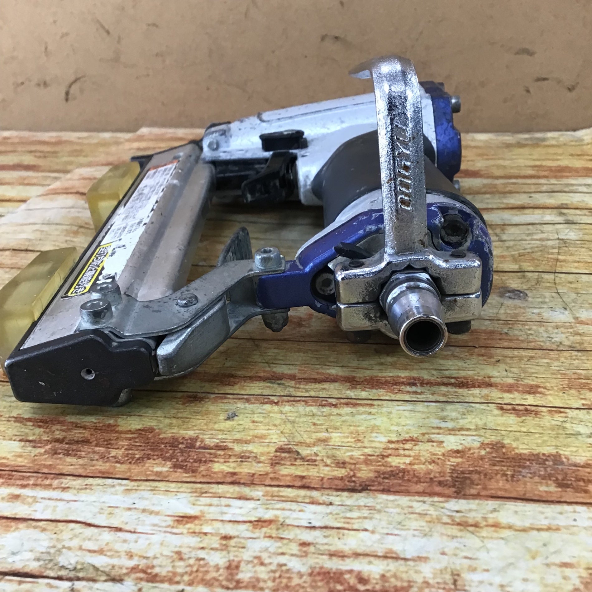makita マキタ AT422CA 常圧軽天タッカ 4mm【リライズ市川行徳店】【店頭取引限定】【中古】2400020025539 マキタ（makita） 常圧軽天タッカ AT422CA〔ステープル長22mm/幅4mm