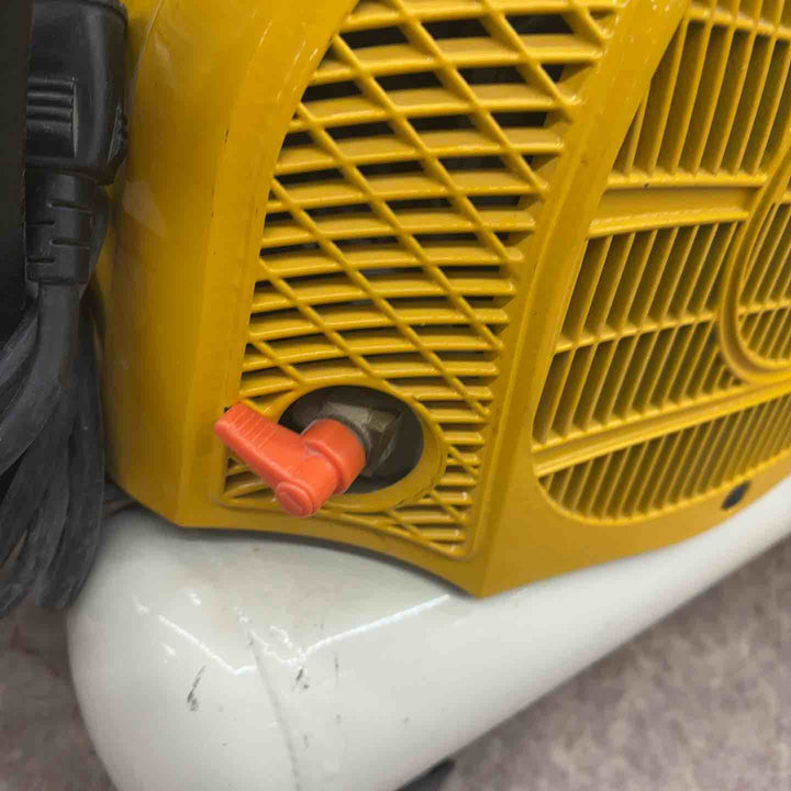 【中古】マックス(MAX) エアコンプレッサー AK-HH1270E  カバーイエロー、タンクホワイト塗装※ドレンコック不良有【所沢店】