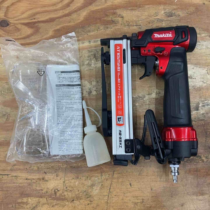 〇マキタ(makita) 高圧エアタッカ エアダスタ付 10mm 赤 AT1025HB【柏店】