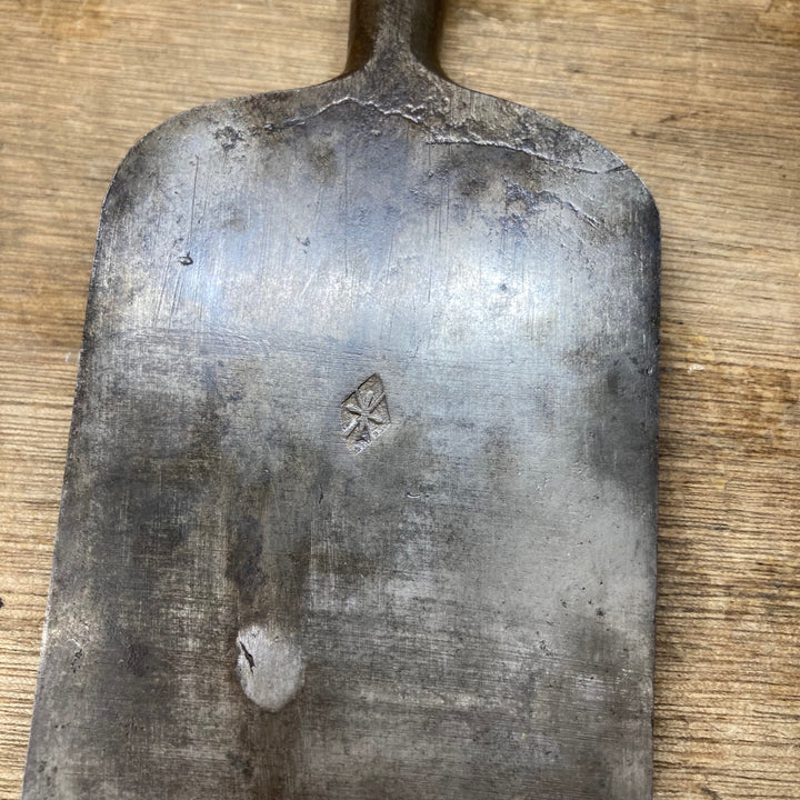 【中古品】作者・銘不明 イスカ鑿？ 下駄屋鑿？ 刻印有 刃幅62mm 柄無し【柏店】