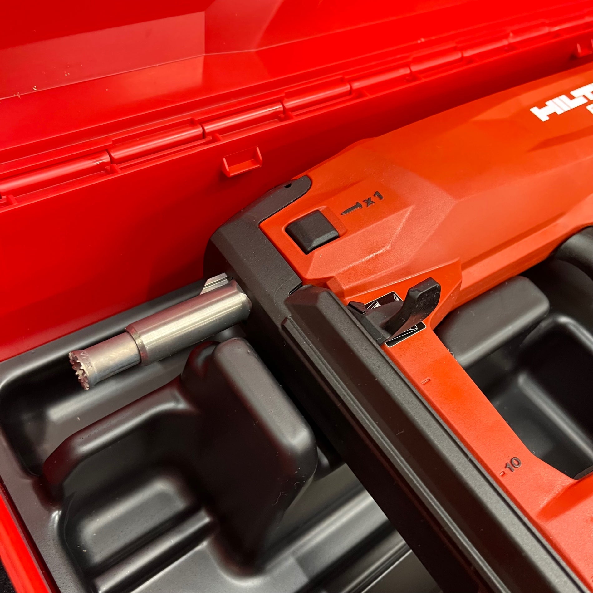未使用(店頭展示品)】☆ヒルティ(HILTI) コードレスコンクリート