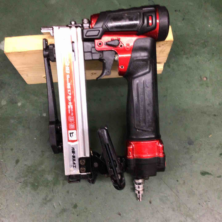 ◇マキタ(makita) 高圧エアタッカ エアダスタ付 10mm 赤 AT1025HB【戸田店】