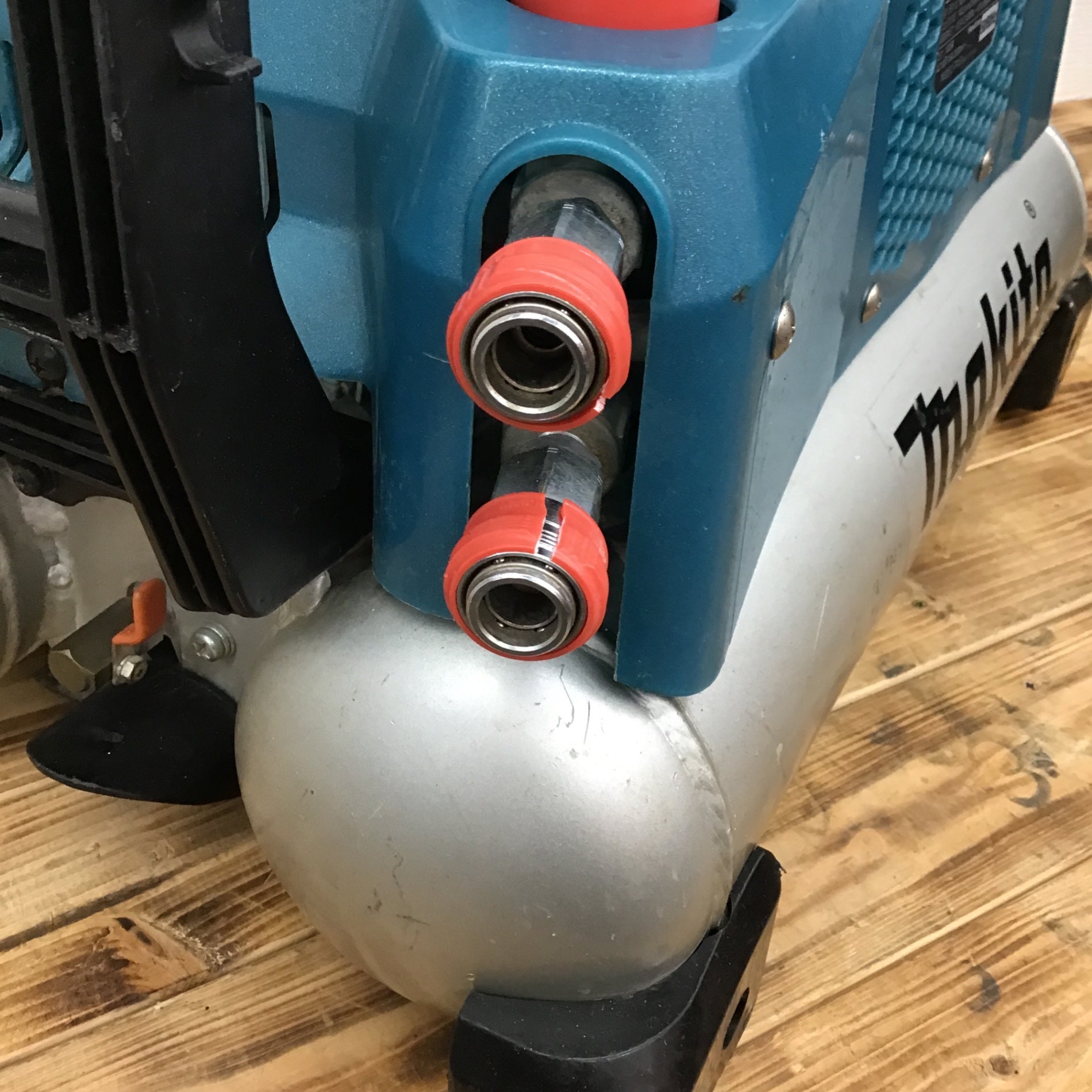 ☆マキタ(makita) エアコンプレッサー AC461XL ※一般圧メーター故障