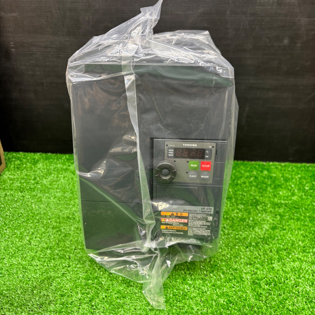 【未使用品】東芝 VFS15-2075PM  産業用インバーター 多機能 小型インバータ 三相モーター用【電材館越谷店】