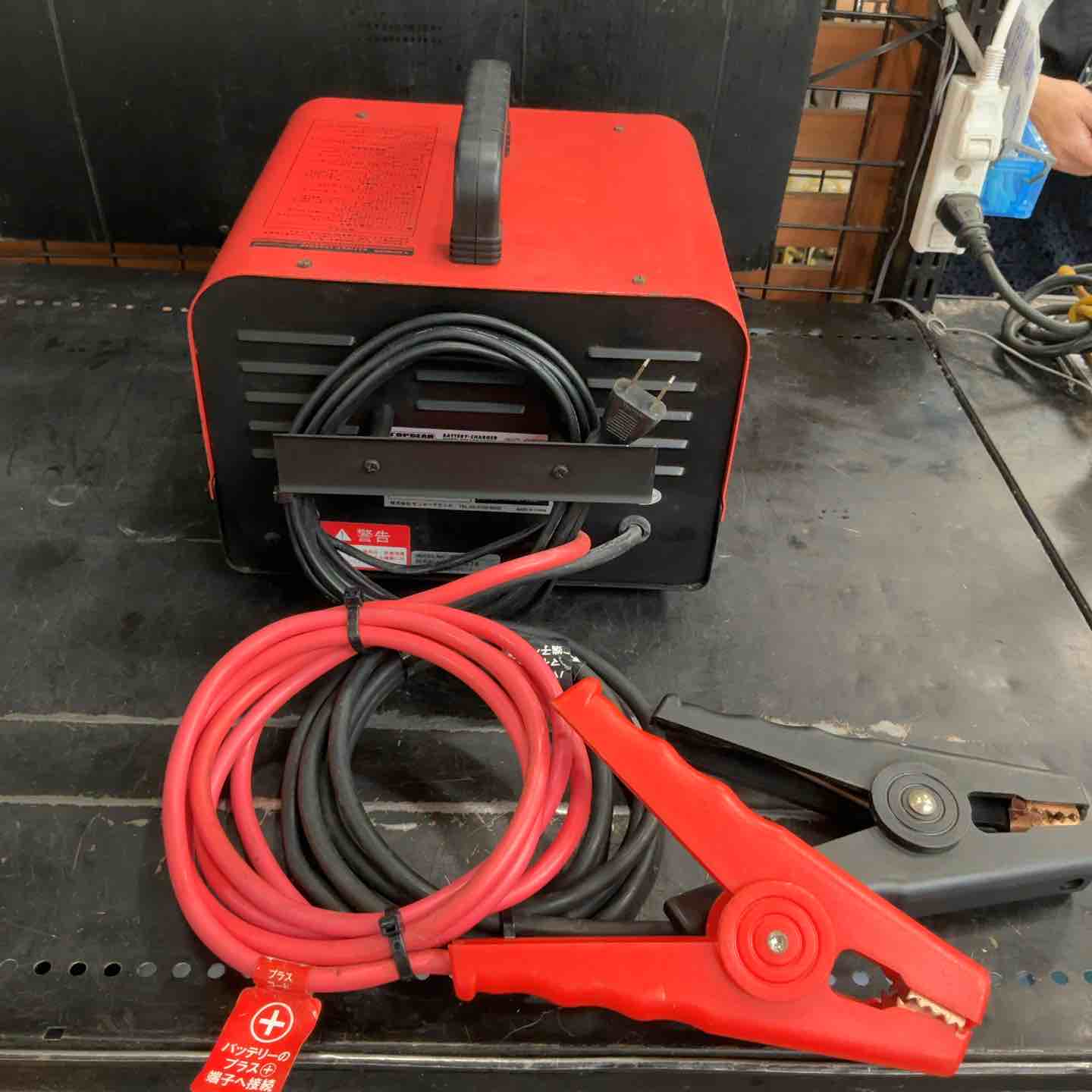 【北見市発】サンヨーテクニカ トップギア TOPGEAR 12Vバッテリー専用充電器 BC-2500 (D5919rwrY) サンヨーテクニカ バッテリーチャージャー BC-2500 通電確認のみ【草加